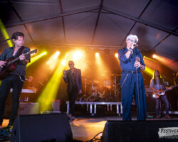 Gérard Lanvin (vocals), Manu Lanvin (guitar, vocals), Mike Lattrell (keyboards), Pascal Bako Mikaelian (harmonica), Jimmy Montout (drums), Nicolas Bellanger (bass), Nicolas Bonnière (guitar), Dominique Larose (vocals), Mary Reynaud (vocals).
Gérard et Manu Lanvin @ Festiverbant, Festival Rock Compesières (Geneva), Switzerland, 20.08.2022.
(c) Christophe Losberger